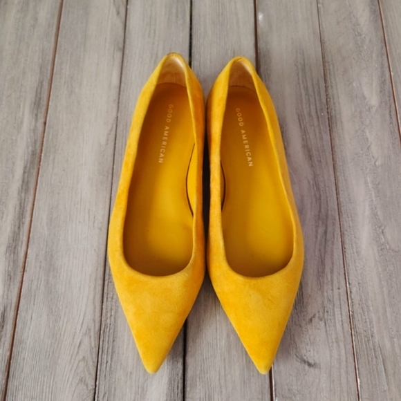 Good American The Statement Flat in Mustard Yellow Suede 5½ - Picture 8 of 13